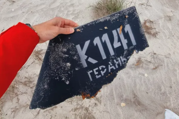 Fragmente dintr-o dronă ucraineană, găsite pe o plajă retrasă din județul Constanța - FOTO