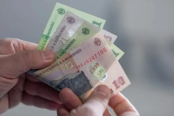 Poștașii distribuie de azi PENSIILE, cu două zile înainte de alegeri. Zeci de mii de oameni primesc BANI retroactiv