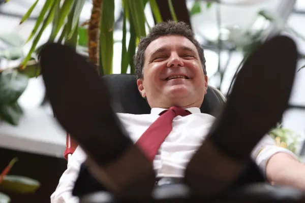 Nicușor Dan a semnat pentru defrișarea unui parc din inima Capitalei. Zeci de copaci, puși la pământ