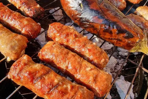 Ce preț are o porție de mici cu muștar și pâine de 1 Mai? Prețurile diferă de la tarabe populare la restaurante exclusiviste