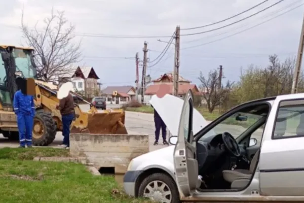 Accident rutier grav în Argeș. O persoană a fost rănită în urma impactului dintre o mașină și un buldoexcavator