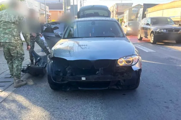 Accident rutier provocat de o șoferiță de 32 de ani: a intrat cu BMW-ul într-un transportor blindat al Armatei