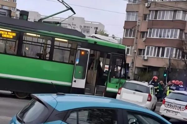 Accident în București, la Nerva Traian. Un autoturism a intrat pe liniile de tramvai. Circulația este blocată