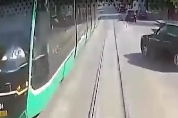 Coliziune spectaculoasă la Iași: un viraj interzis a dus la un accident în lanț între un autobuz și un tramvai
