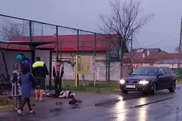 Accident cumplit în Prahova. Doi tineri aflați pe motocicletă, transportați în stare gravă la spital - VIDEO
