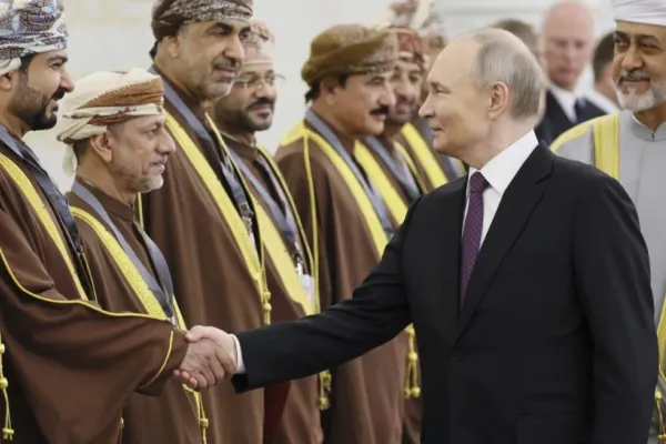 Incident tensionat la Kremlin: un pumnal descoperit asupra delegației oficiale din Oman înaintea întâlnirii cu Vladimir Putin