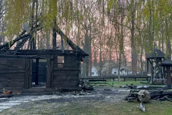 Biserica de lemn de la Muzeul Satului Bănăţean din Timişoara, care a ars într-un incendiu, va fi restaurată