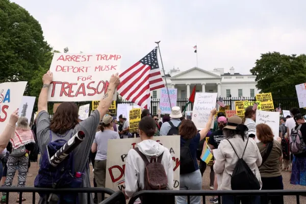 Mii de americani au iești să protesteze împotriva lui Trump: „Nu vrem dictatură!” VIDEO