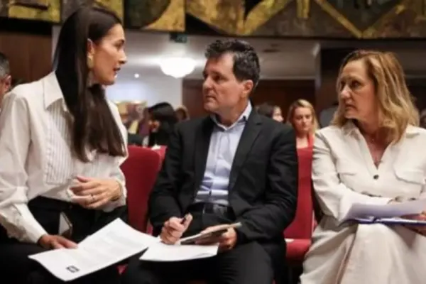 Clotilde Armand sfidează legea și îi face campanie lui Nicușor Dan