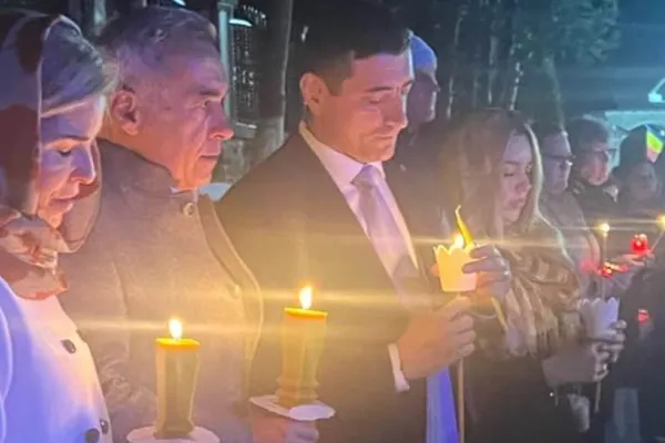 Anca Alexandrescu a publicat poza-document cu liderii suveraniști George Simion și Călin Georgescu la slujbă, în noaptea de Înviere