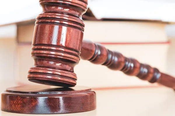 Fost agent de pază de la Casa de Pensii, trimis în judecată pentru implicare într-o rețea de trafic de influență și mită