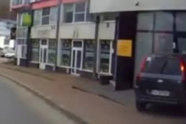 Accident stupid în Suceava: o șoferiță a intrat cu mașina într-un cabinet stomatologic