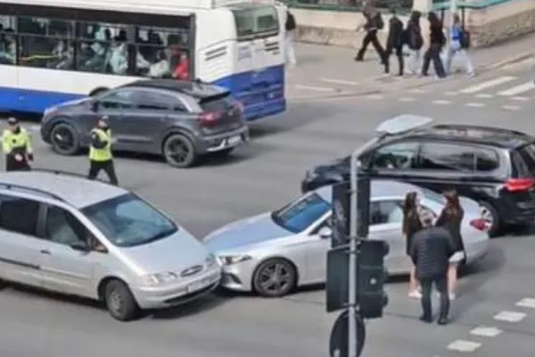 Ședință foto în urma unui accident rutier: două șoferițe au transformat momentul într-o sesiune foto până la sosirea oamenilor legii