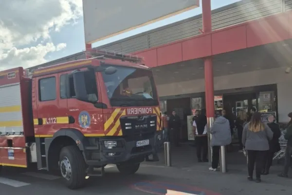Incendiu CUMPLIT la un restaurant din incinta unui supermarket: 150 de persoane evacuate