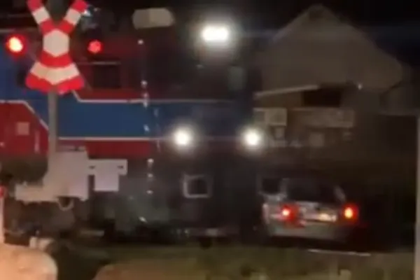 Accident terifiant la Bușteni: mașină spulberată de tren pe calea ferată. Momentul impactului, surprins pe camere