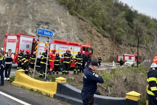Microbuzul căzut în Dunăre a fost scos la mal: trupul șoferului, găsit de scafandri fără viață. Momentul în care mașina plonjează în Dunăre - VIDEO
