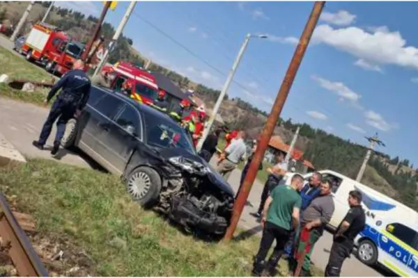 Accident grav în Harghita. O mașină în care se aflau trei persoane a fost lovită de tren. Care este starea victimelor