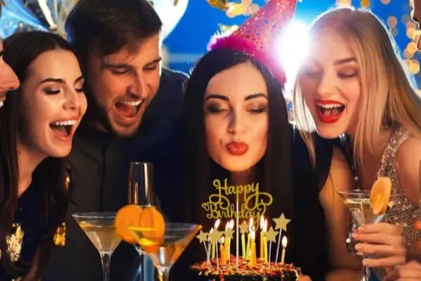 Cât te mai costă să îți sărbătorești ziua de naștere în oraș în 2025. Restaurantele au ajuns să ceară și taxă de tort