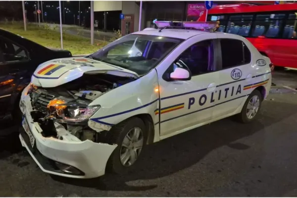 Autospecială de Poliţie, implicată într-un accident rutier grav în Alba-Iulia. Două persoane au fost rănite