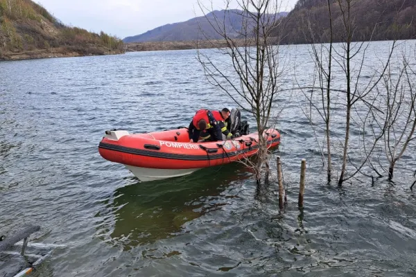 S-au reluat căutările tânărului care a dispărut în apele lacului Siriu. 7 scafandri sunt în căutarea trupului