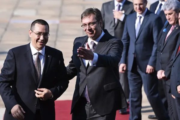 Aleksandar Vucici, prieten cu suveranistului vopsit Victor Ponta, acuzat că a folosit ARME SONICE la protestele din centrul Belgradului. Legături strânse cu Putin