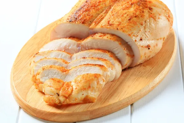 Cum faci ca pieptul de pui pe care-l gătești să iasă ca la restaurant? Trucul știut doar de bucătarii de top