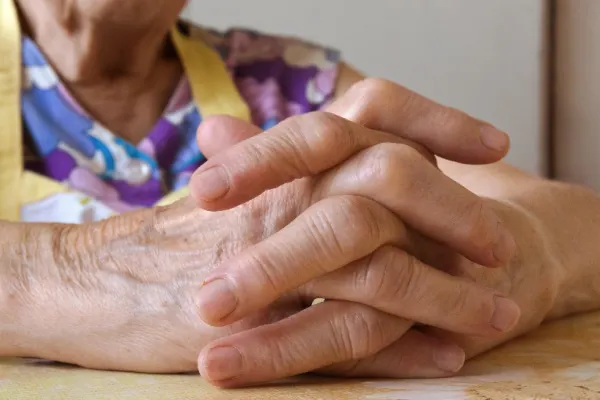 Cu câți BANI rămân pensionarii după facturi și medicamente. Mărturii cutremurătoare: Ne luăm mâncarea pe datorie de la magazin
