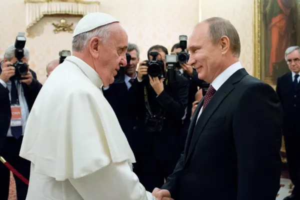Putin îl omagiază pe Papa Francisc în stil propriu: "A promovat dialogul dintre Biserica Ortodoxă Rusă și cea Catolică"