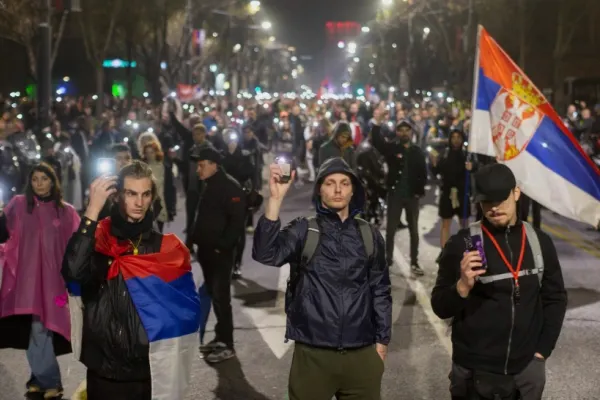 Sârbii au strâns 600.000 de semnături pentru a cere anchetă ONU în legătură cu utilizarea unui tun acustic în timpul protestelor