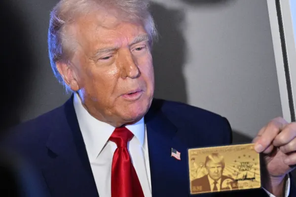 Donald Trump a lansat VIZA de aur pentru imigranții bogați. Primul beneficiar al cardului special a fost chiar liderul american - VIDEO
