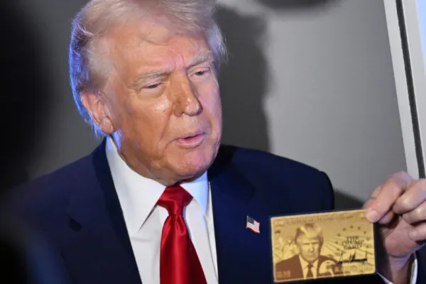 Trump a prezentat cardul de aur, prin care orice oligarh cu dare de mână poate primi o viză permanentă în SUA