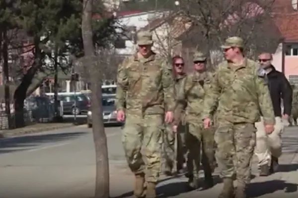 Rusia, acuzată de englezi că spionează NATO din Serbia