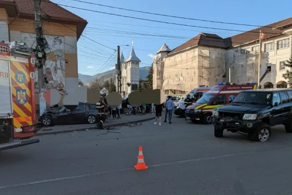 Accident grav în Bistrița-Năsăud. Doi tineri au ajuns la spital după ce mașinile lor s-au ciocnit violent