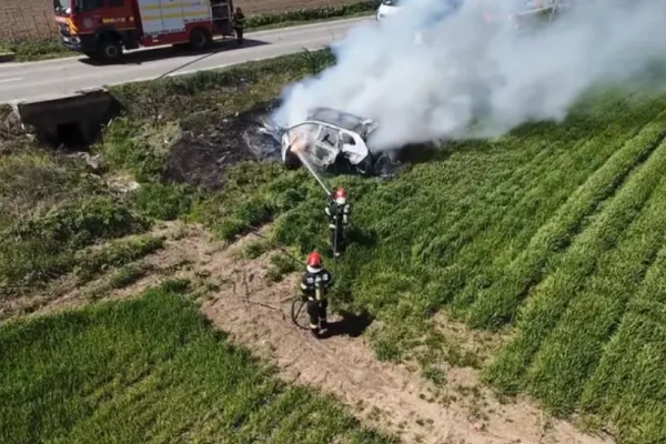 Accident pe DJ208, în județul Iași: o mașină electrică a fost cuprinsă de flăcări după ce s-a răsturnat. Flăcările, stinse abia după două ore