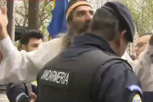 Scandal în fața Tribunalului București. Stegarul Dac, târât de polițiști și legat de targă