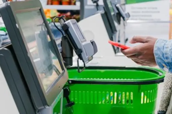 Trucul prin care un buzoian a înșelat casele self pay dintr-un hypermarket. Polițiștii, uimiți de planificarea meticuloasă
