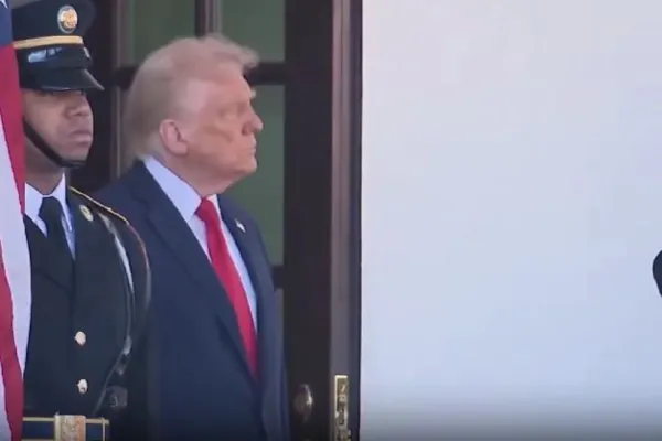 După ce l-a întrebat pe Zelenski dacă poate ataca Moscova, Trump vine cu un avertisment pentru Putin