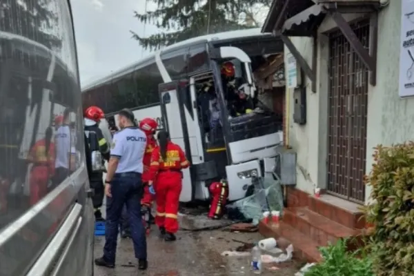 Accident grav în județul Bihor! Un autocar cu 24 de pasageri s-a izbit de un zid: mai multe victime