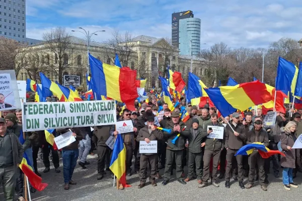 Amplu PROTEST al silvicultorilor, feroviarilor și rezerviștilor militari în fața Guvernului. Ce nemulțumiri au oamenii