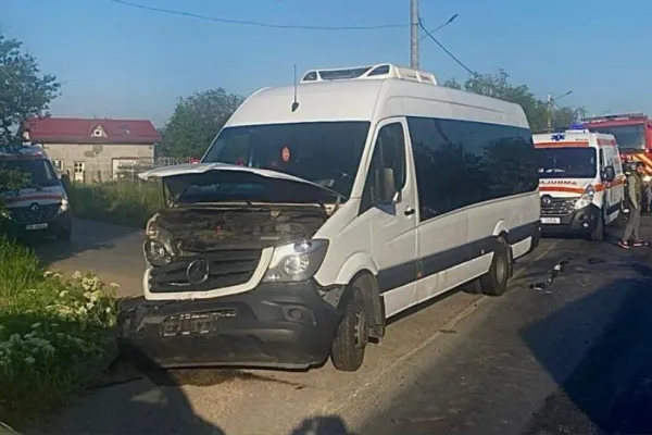 Accident grav între un autoturism şi un microbuz, pe o șosea din Dâmbovița. S-a activat Planul roşu de intervenţie: 5 victime - FOTO