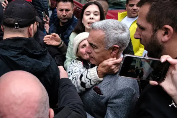 Steagurile României deranjează! Susținătorii lui Călin Georgescu, legitimați de polițiști VIDEO