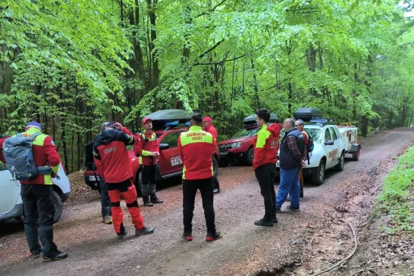 Bătrân dispărut, căutat de salvatorii montani din 3 județe, polițiști, voluntari și unități canine. Bărbatul a fost găsit MORT