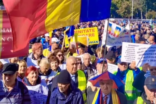 Protest al cadrelor militare disponibilizate și al pensionarilor feroviari, din transporturi și din minerit, în fața Guvernului