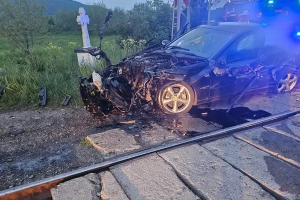 Accident la trecerea de cale ferată în Păltinoasa: trenul Timișoara – Iași a lovit un autoturism în care se aflau două persoane