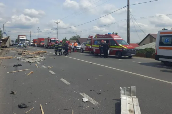 Accident terifiant pe o șosea din România: a fost activat PLANUL ROȘU. Autocar cu 20 de pasageri implicat într-o coliziune cu un autocamion