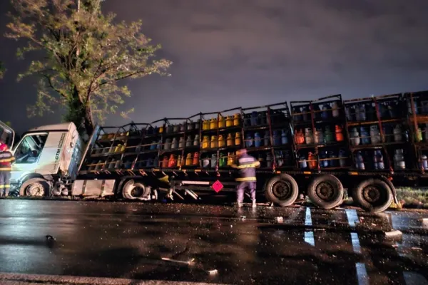 La un pas de tragedie. Un TIR încărcat cu sute de butelii s-a răsturnat, în urma unui accident - FOTO