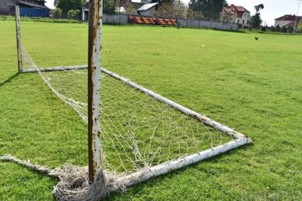 Băiețelul din Bihor peste care s-a prăbușit o poartă de fotbal și-a revenit MIRACULOS. Cum arată la un an după accident? -FOTO