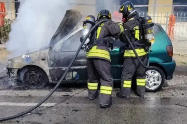 Româncă de 50 de ani, din Italia, la un pas de moarte. S-a salvat în ultima clipă din mașina cuprinsă de flăcări