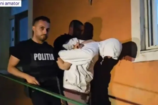 Urmărire cu violență în Capitală: un suspect de tâlhărie a atacat polițiștii și s-a baricadat în locuință