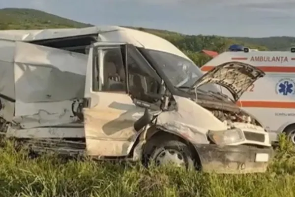 Accident feroviar în Vaslui: dubă cu doi tineri, izbită în plin de un tren